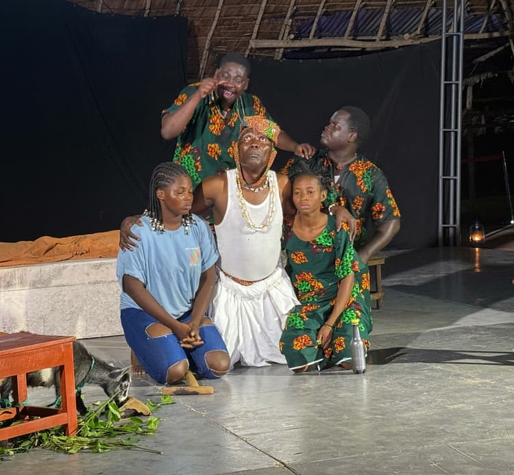 LES PLIS DE L'HÉRITAGE